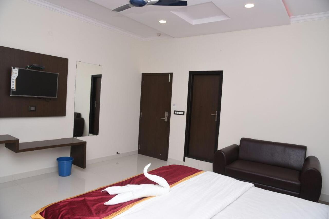 Hotel Grand Kubera Chikmagalūr Dış mekan fotoğraf